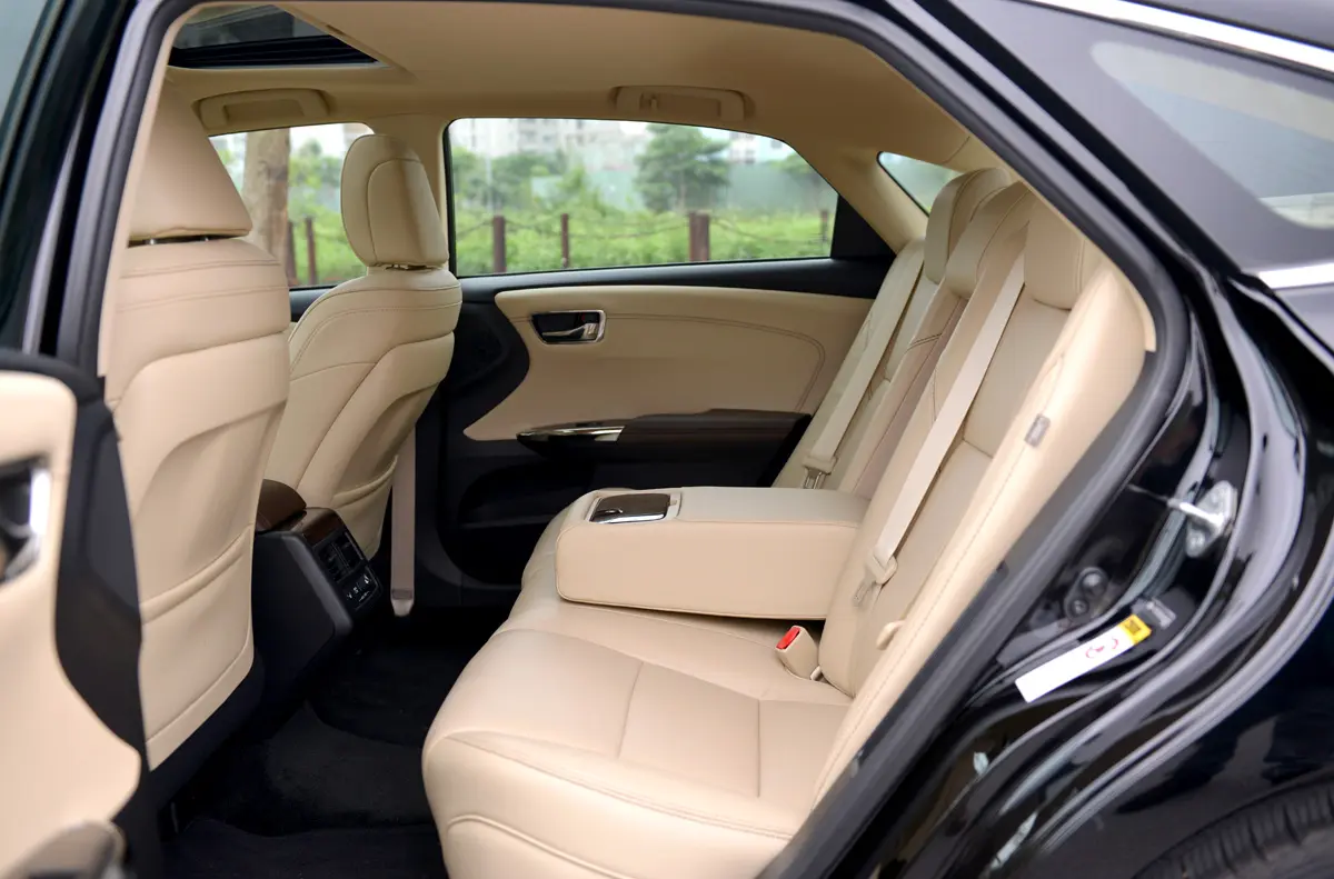 Hàng ghế sau bọc da màu kem của Toyota Avalon