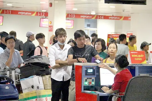 Hành khách làm thủ tục lên máy bay tại CHK Tân Sơn Nhất