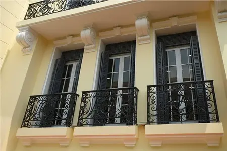 Hệ thống cửa sổ được xử lý theo trục dọc với hai lớp cửa kính và cửa chớp cao