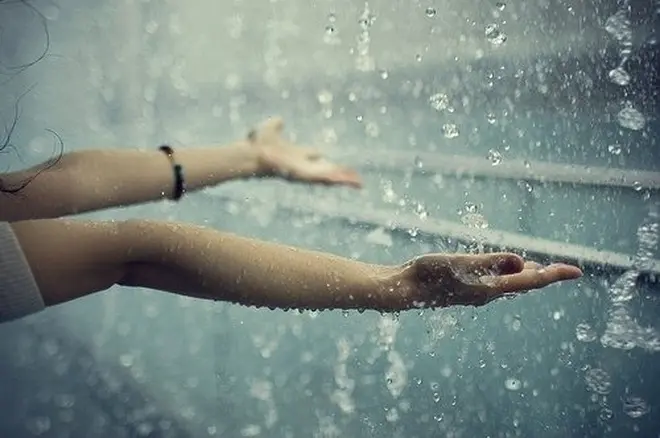 Hình minh họa cánh tay vươn ra khỏi mặt nước