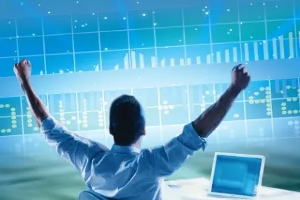 Hình minh họa nhà đầu tư giơ tay ăn mừng trước màn hình bảng giá chứng khoán