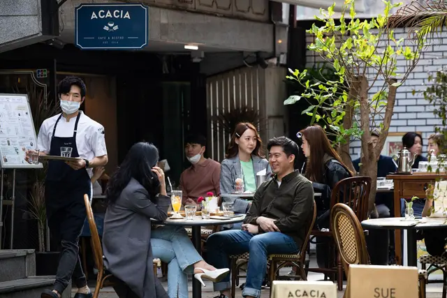 Khách hàng ngồi trong một quán cà phê trong khu phố Garosu-gil của quận Gangnam