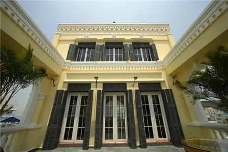 Khoảng sân ở mặt tiền, nhiều cửa sổ cao, hai lớp chớp và kính giúp ngôi nhà luôn được thông thoáng và có ánh sáng dù mất điện