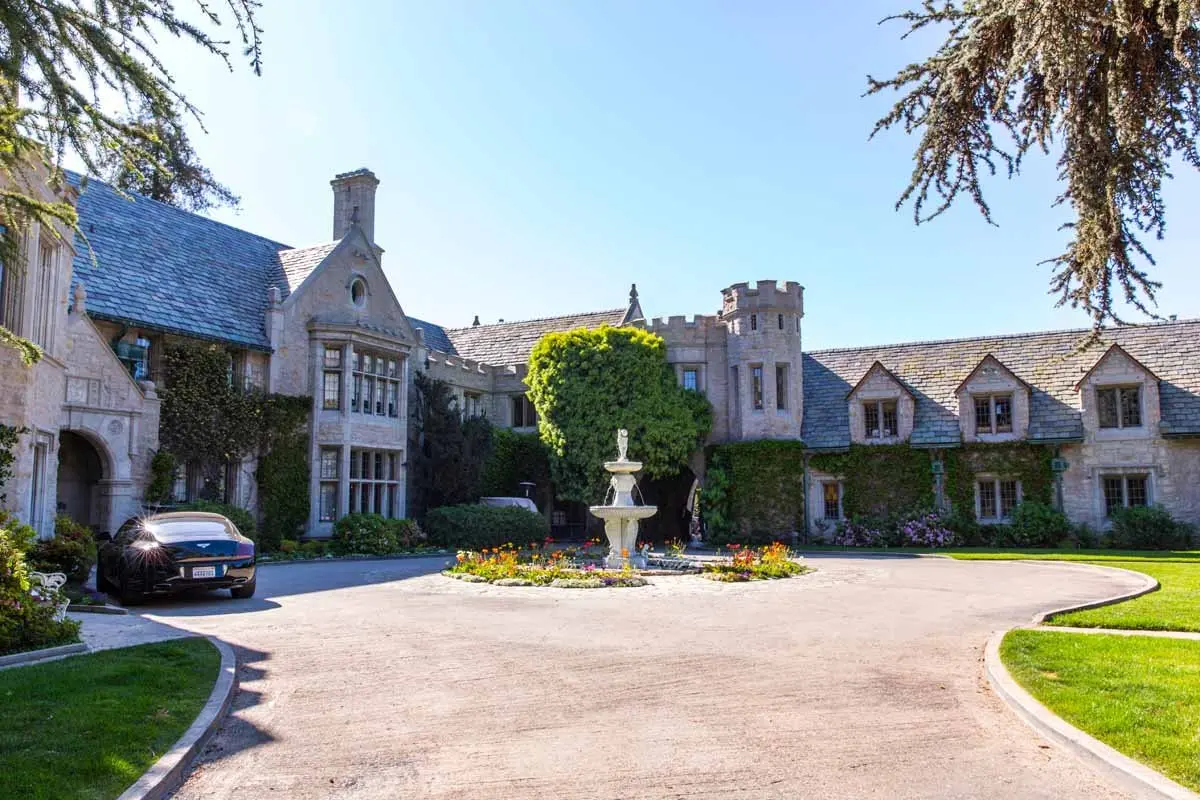 Không những vậy, Playboy Mansion còn có sân đánh tennis, một khu rừng thuộc quyền sở hữu của gia đình, một bể bơi và một hệ thống các hang động nhân t