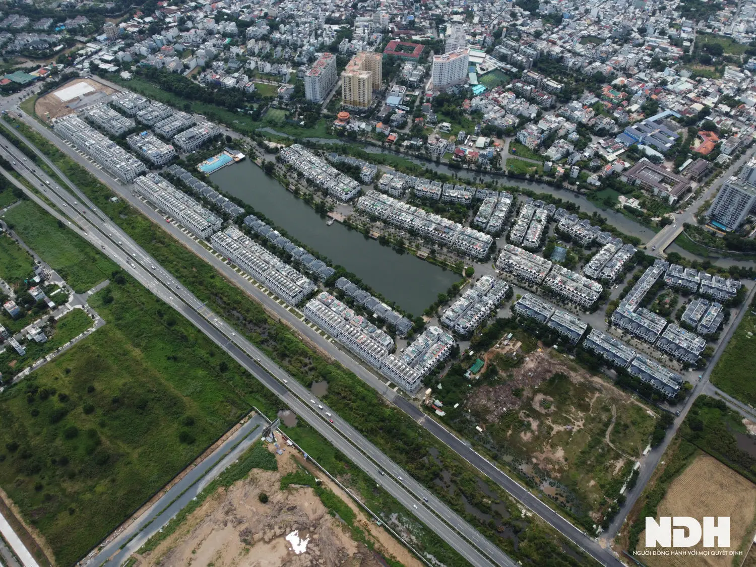 Khu đô thị có một số tiện ích nổi bật như hồ sinh thái rộng 3,6 ha, cụm trường học các cấp, trung tâm thương mại, khu vui chơi trẻ em