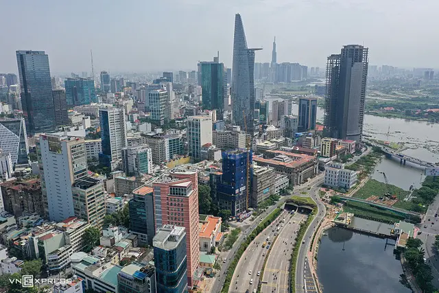 Khu vực quận 1, TP HCM nhìn từ hướng đường Võ Văn Kiệt, tháng 4/2022