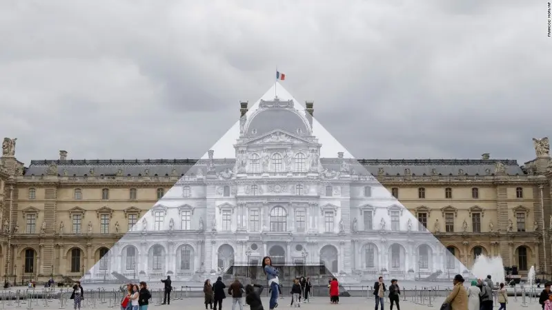 Kim tự tháp kính Louvre được phủ ảnh khiến nó như biến mất trước mặt cung điện