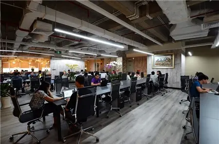 Mỗi dãy bàn là một doanh nghiệp nhỏ, có thể không liên kết, hoặc nhanh chóng hợp tác với nhau vì chung văn phòng
