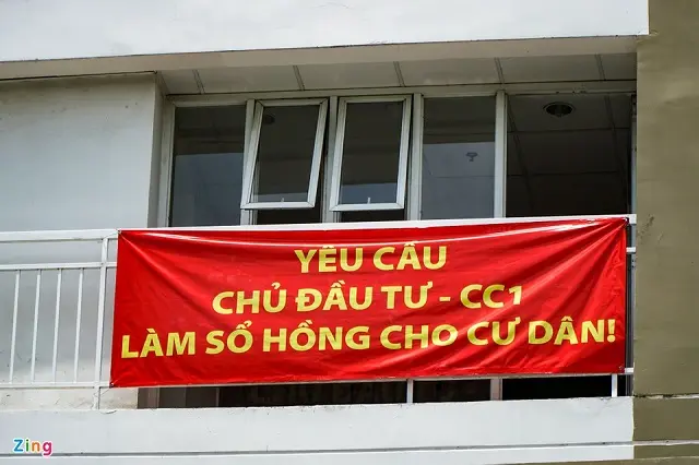 Mua nhà đã lâu nhưng không được cấp sổ hồng, cư dân ở nhiều chung cư TP.HCM bức xúc đã treo băng rôn gây sức ép với chủ đầu tư