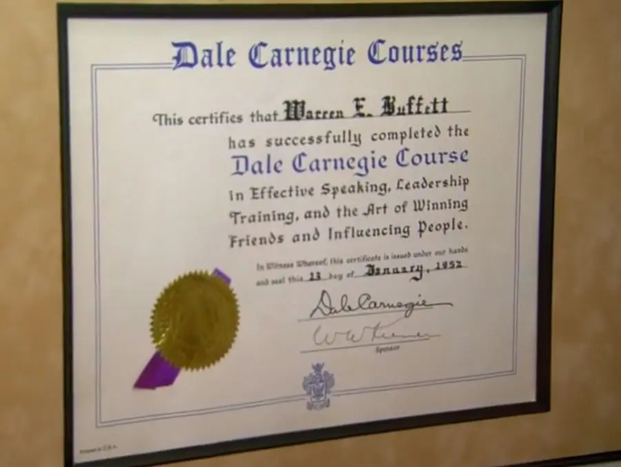 Năm 21 tuổi, Buffett đã chi 100 USD để theo học một khóa của Dale Carnegie vì khi đó ông rất tệ trong việc nói chuyện trước đám đông. Khóa học này đã