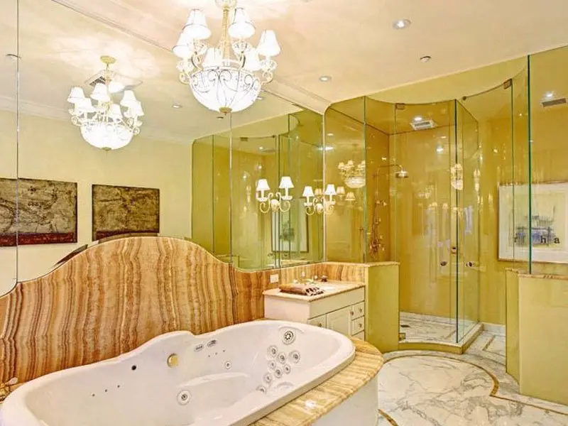 Ngoài ra, biệt thự có 8 phòng tắm đầy đủ tiện nghi và 3 phòng tắm nhỏ khác