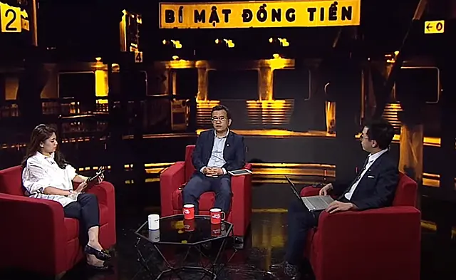 Người dẫn và hai khách mời trao đổi trong trường quay Bí mật đồng tiền