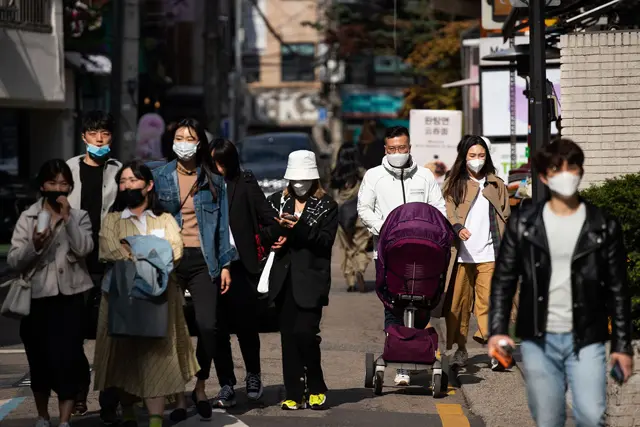 Người đi bộ qua khu phố Garosu-gil của quận Gangnam của Seoul, Hàn Quốc ngày 18/4