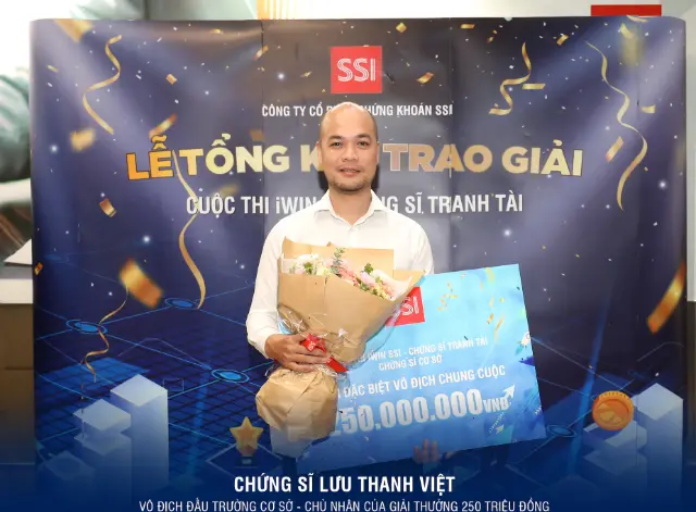 Người đoạt giải nhận hoa và bảng trao thưởng tại lễ tổng kết cuộc thi