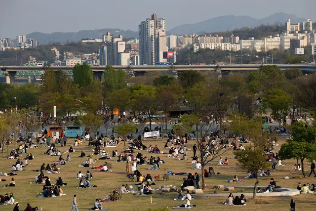 Người ngồi tại công viên sông Hàn ở Seoul