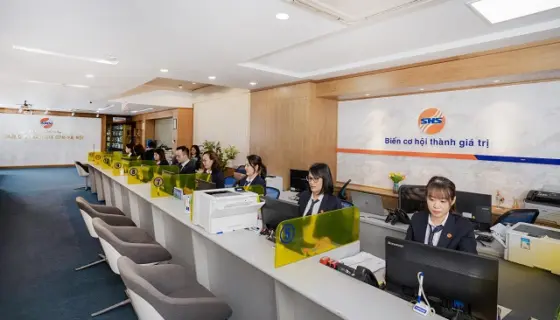 Nhân viên Chứng khoán Sài Gòn - Hà Nội làm việc tại quầy giao dịch