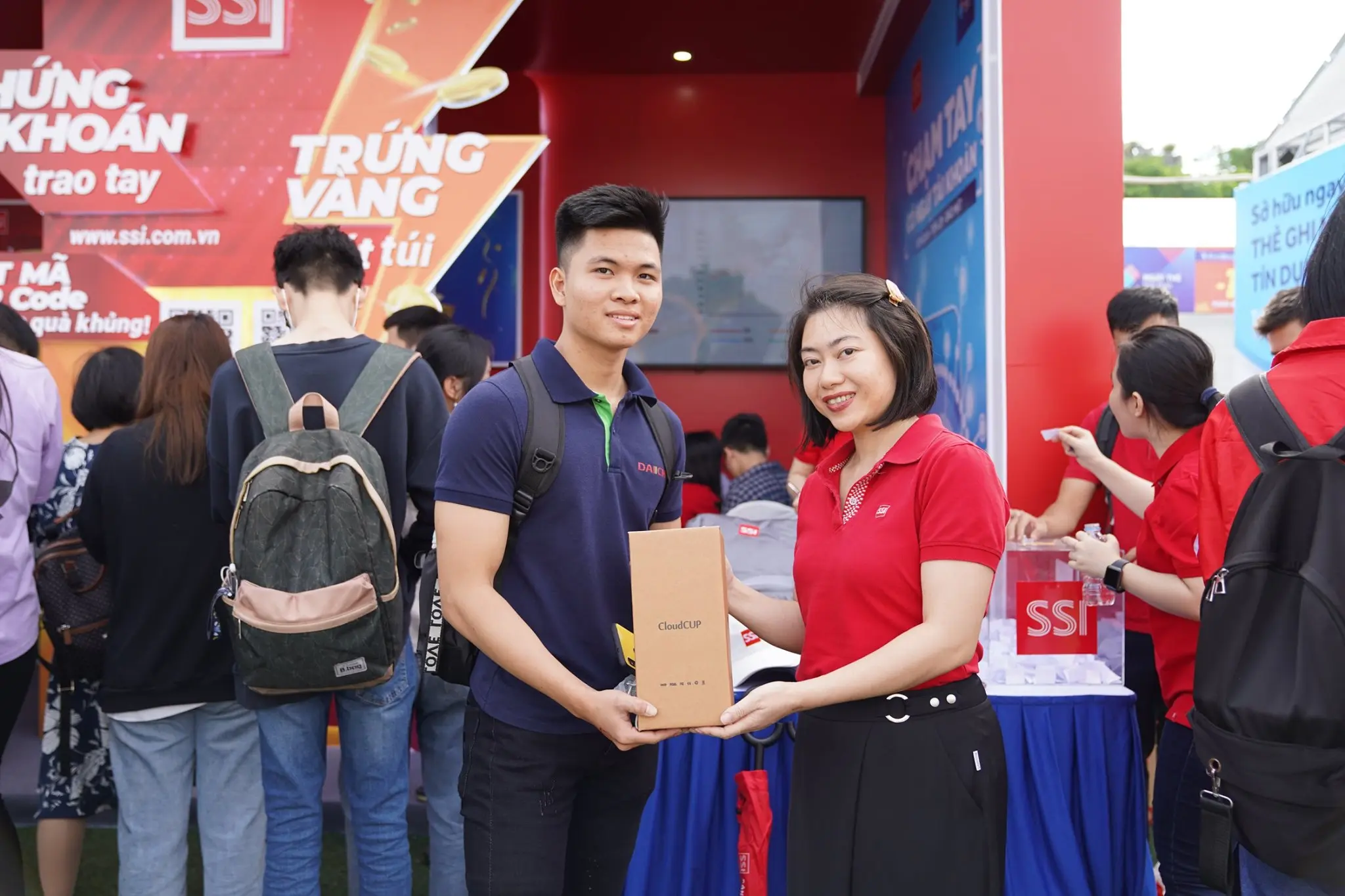 Nhân viên SSI trao quà cho khách tại gian hàng