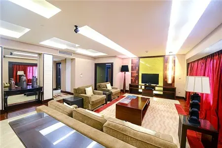 Nội thất phòng sang trọng với lối thiết kế đương đại pha chút cổ điển, bao gồm nhiều tác phẩm tranh nghệ thuật của các họa sĩ nổi tiếng.Phòng khách là