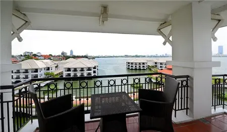 Nơi thư giãn nhất dường như vẫn là ban công vì view đẹp, thoáng tầm mắt và không khí dễ chịu