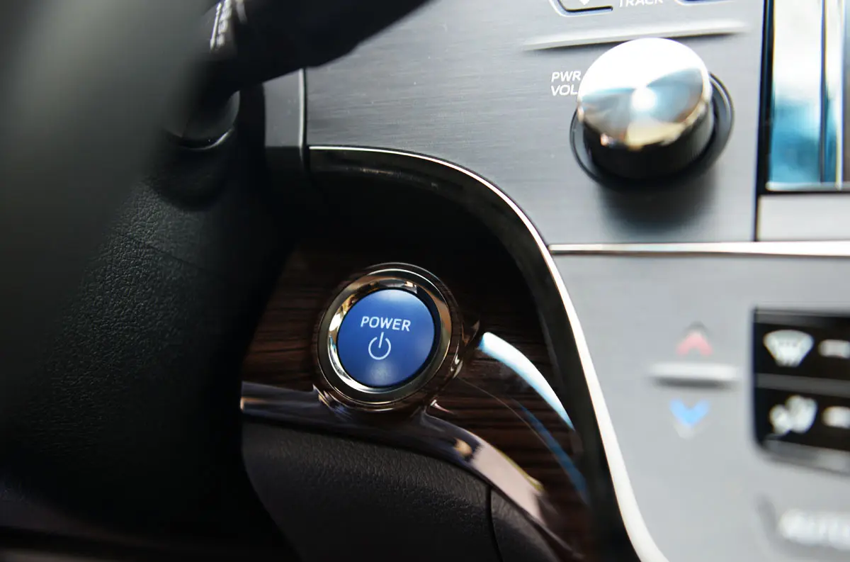 Nút khởi động Power trên bảng táp-lô Toyota Avalon