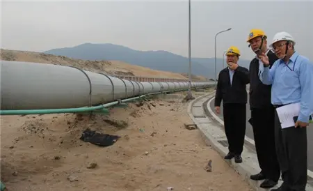 Ông Chu Xuân Phàm và cán bộ Formosa Hà Tĩnh giới thiệu nhà máy xử lý nước thải