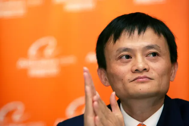 Ông Jack Ma, nhà sáng lập Alibaba, chắp tay trước nền cam