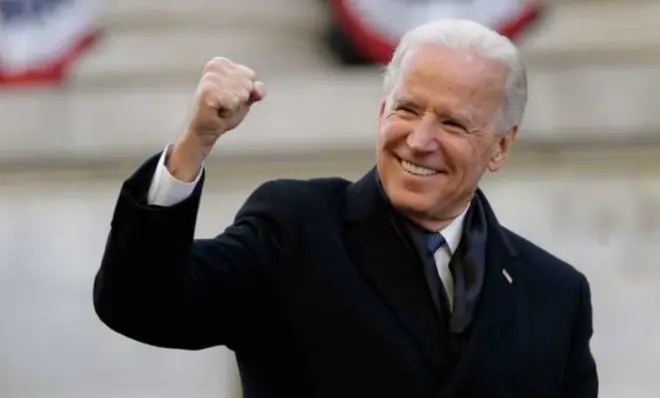 Ông Joe Biden giơ nắm tay khi phát biểu