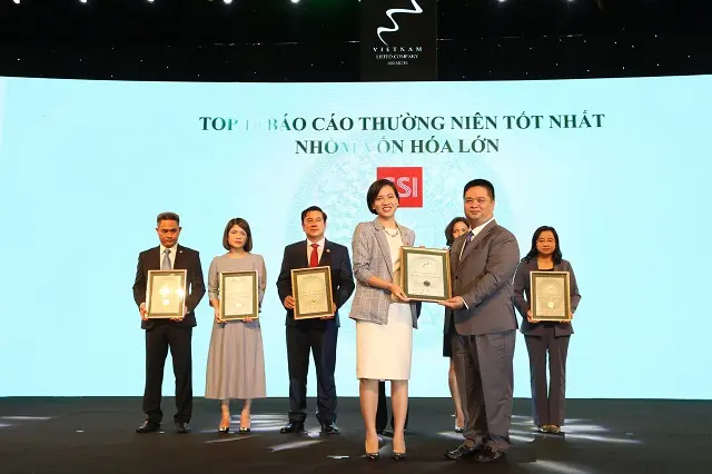 Ông Nguyễn Vũ Quang Trung, Phó Tổng giám đốc phụ trách Ban điều hành Sở Giao dịch Chứng khoán TP HCM, trao giải cho bà Bùi Thị Hồng Nhung – GĐ Đối ngoại – CTCP