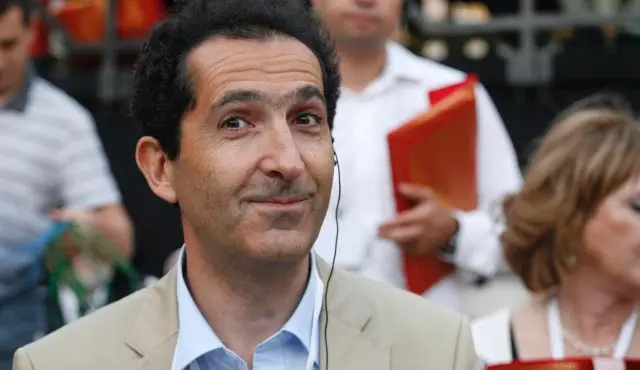 Ông Patrick Drahi cầm tài liệu tại một sự kiện