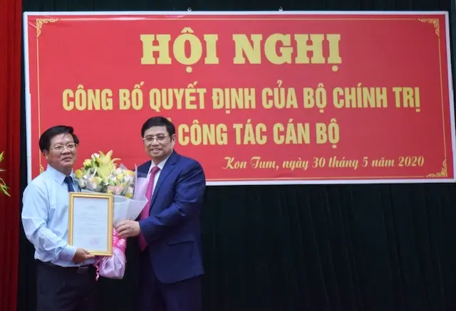 Ông Phạm Minh Chính trao quyết định cho Phó Bí thư Tỉnh ủy Kon Tum Lê Ngọc Tuấn