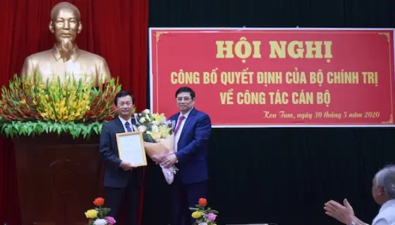 Ông Phạm Minh Chính trao quyết định cho tân Bí thư Tỉnh ủy Kon Tum Dương Văn Trang