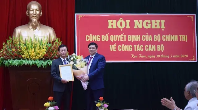 Ông Phạm Minh Chính trao quyết định cho tân Bí thư Tỉnh ủy Kon Tum Dương Văn Trang