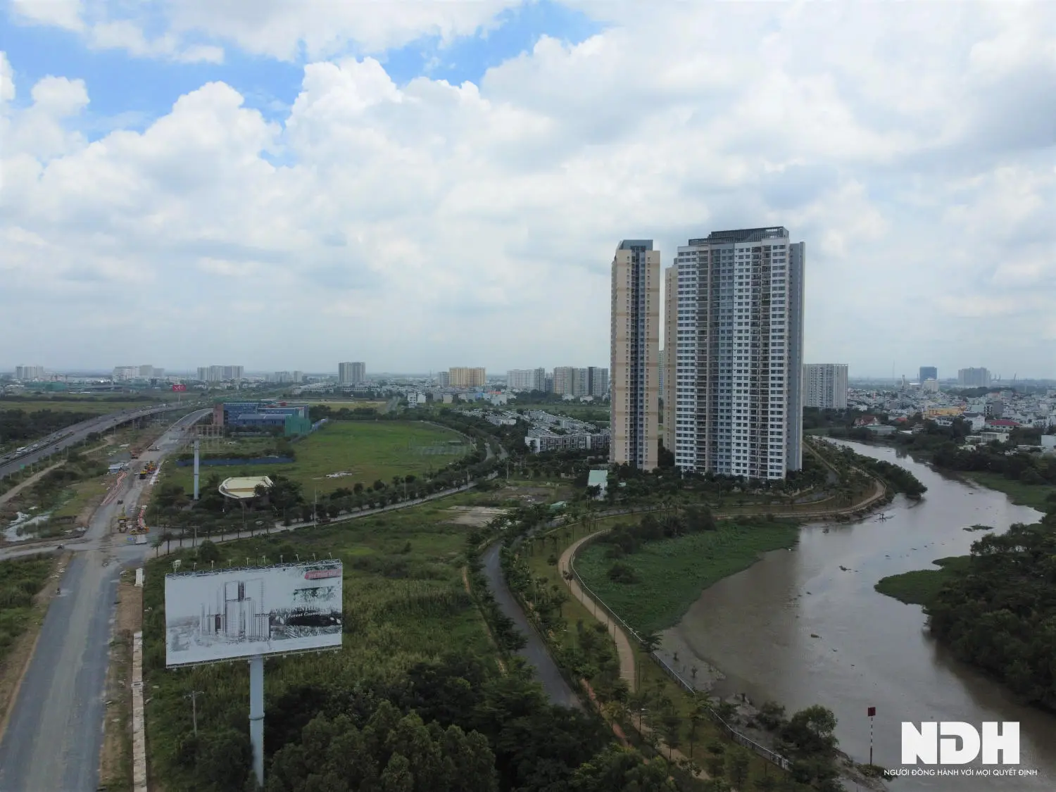 Palm Heights là giai đoạn 2 của Palm City, gồm 816 căn hộ cao cấp, trải dài trong 3 tòa tháp cao 35 tầng
