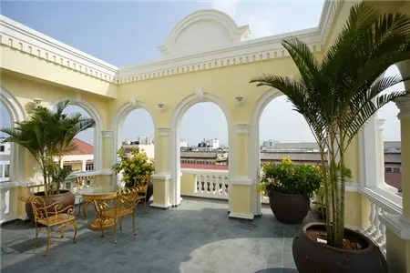 Phần sân thượng rộng rãi là nơi hóng gió, thưởng trà, cà phê của những người sống trong nhà