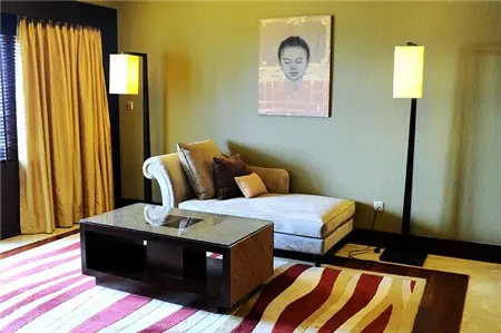 Phía đối diện với giường ngủ là một góc nhỏ để nghỉ ngơi và đọc sách