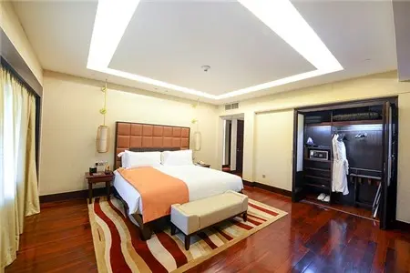 Phòng ngủ phụ cũng được thiết kế khá rộng, dành cho người thân của các chính khách, có cửa thông sang phòng bên cạnh khi các VIP muốn có vệ sĩ ở ngay