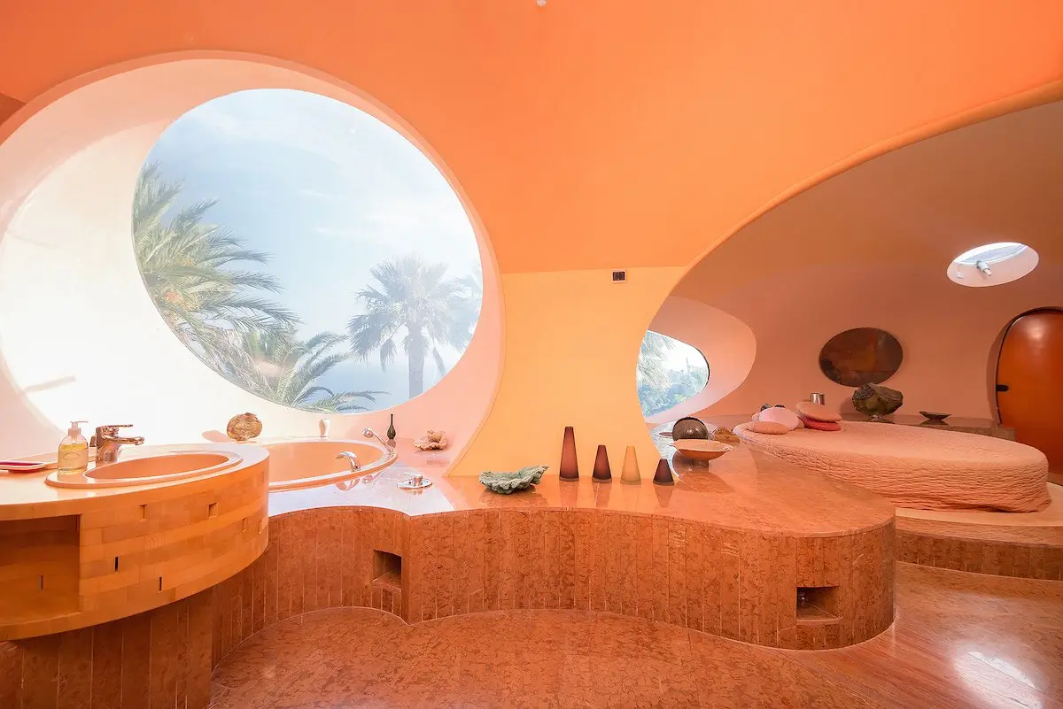 Phòng tắm trông giống như spa, với bồn tắm và bệ đều hình tròn