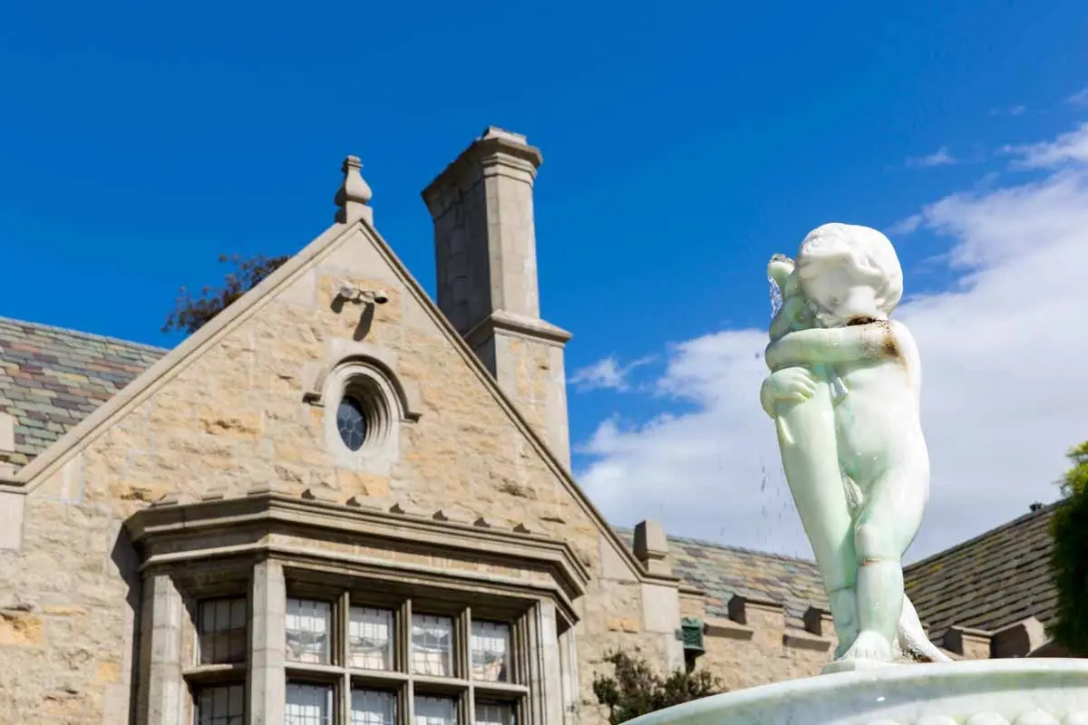 Playboy Mansion được thiết kế theo kiểu dáng Gothic Tudor từ những năm 1927, và được Hugh Hefner chọn làm nơi đi về trong suốt gần nửa thế kỷ qua