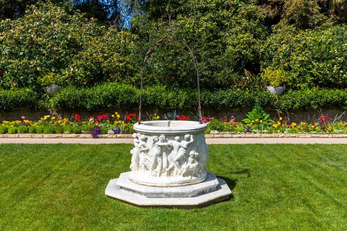 Playboy Mansion gồm một căn biệt thự chính và một nhà khách với 4 phòng ngủ