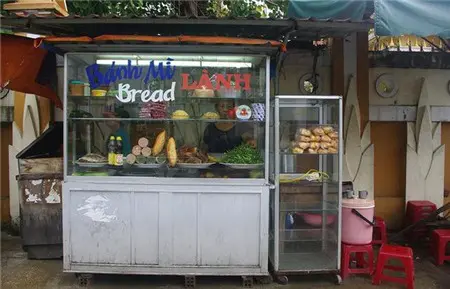 Quầy bánh mì nhỏ bên đường ở Hội An