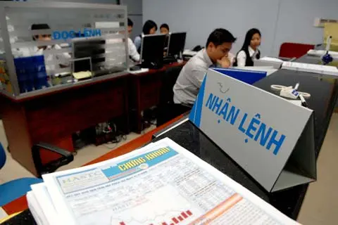 Quầy nhận lệnh tại sàn giao dịch chứng khoán với phiếu lệnh đặt phía trước