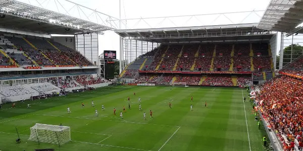 Sân vận động Stade Bollaert-Delelis tại thành phố Lens có sức chứa hơn 38.000 chỗ