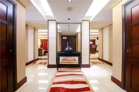 Sảnh chờ của căn phòng được thiết kế đơn giản, nhẹ nhàng tạo cảm giác thoải mái khi bước từ cửa vào