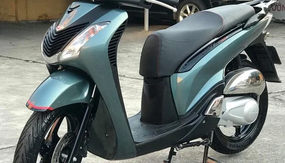 Honda SH 125i thế hệ 2009 màu xanh rêu nhìn từ phía trước