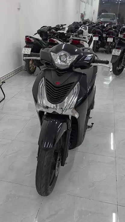 Xe Honda SH màu đen trong cửa hàng xe máy