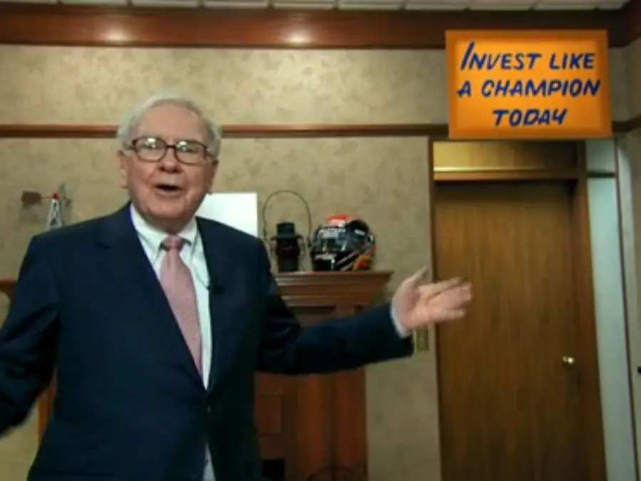 Tấm biển "Invest like a champion today" (Hôm nay, hãy đầu tư như nhà vô địch) được lấy cảm hứng từ tấm biển "Play like a champion, today (Hôm nay, hãy