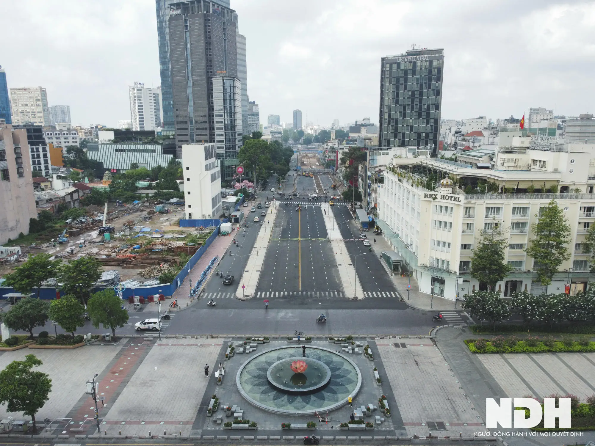 Tọa lạc tại vị trí "vàng" trên đường Nguyễn Huệ, khu đất có 2 mặt tiền, giáp với đường Lê Lợi (vừa được chỉnh trang)