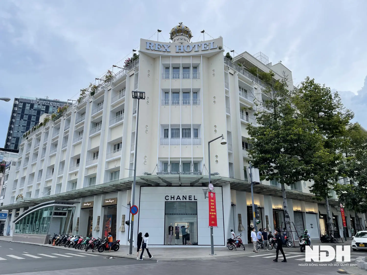 Tòa nhà thương mại góc phố với cửa hàng Chanel ở tầng trệt