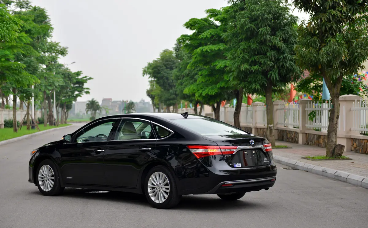 Toyota Avalon đỗ bên đường dưới hàng cây