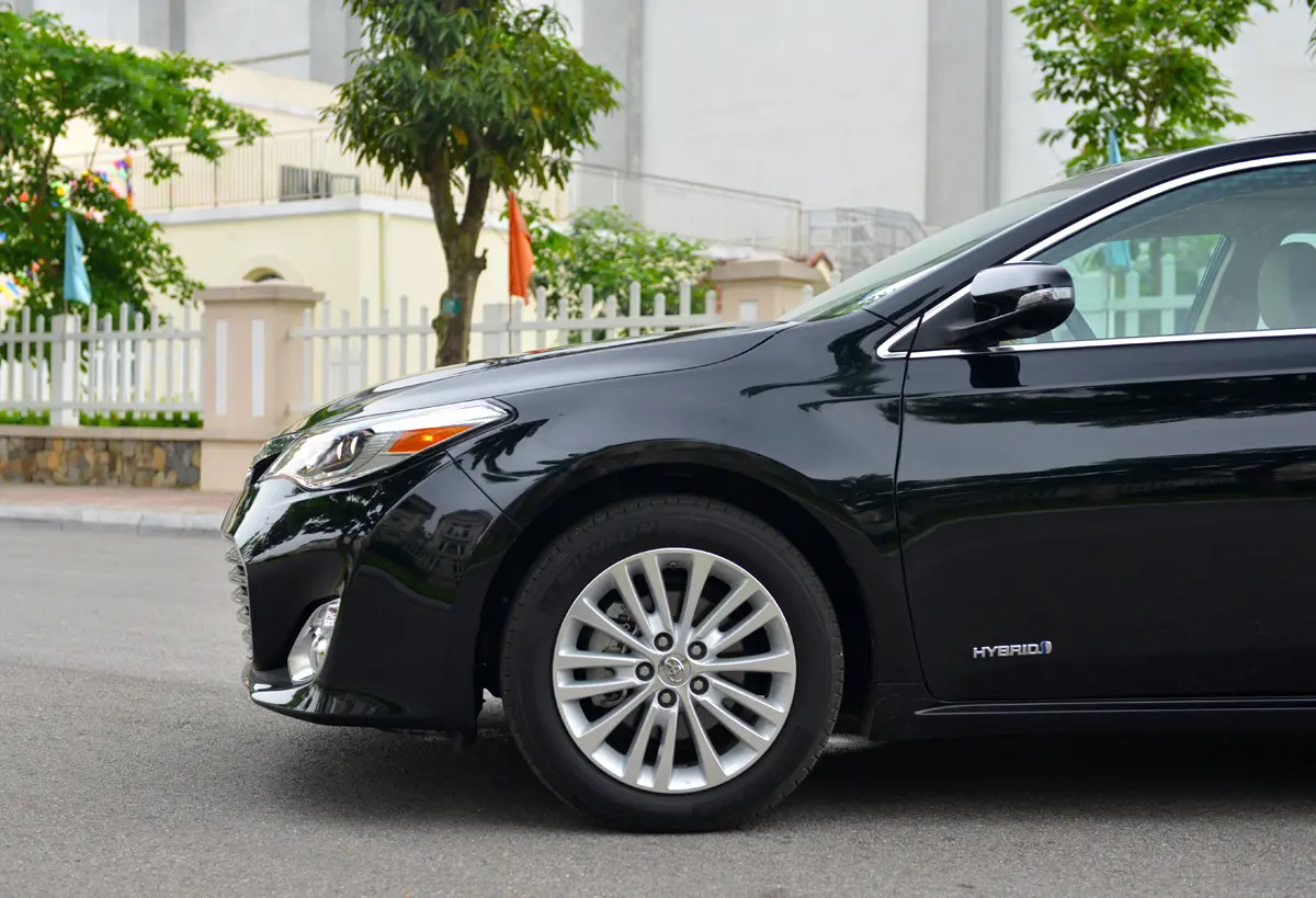 Toyota Avalon màu đen nhìn nghiêng từ phía trước